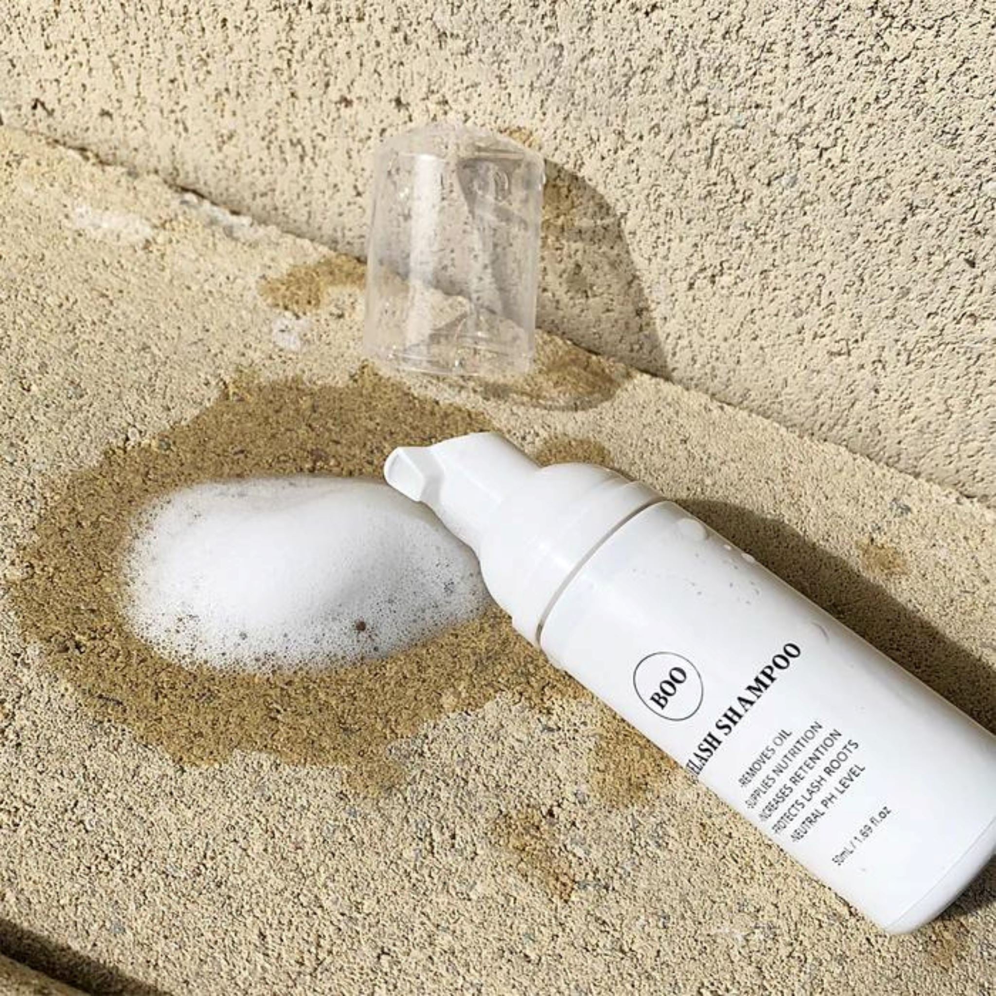 Flesje dierproefvrije wimpershampoo voor reiniging en bescherming van wimpers voor en na de behandeling.