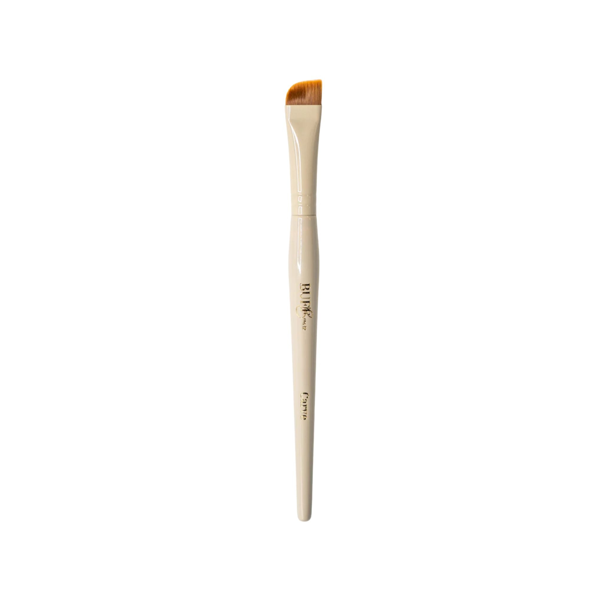 Buff Browz Carve Brush voor scherpe, schone en precieze definitie met een strakke en gepolijste afwerking.