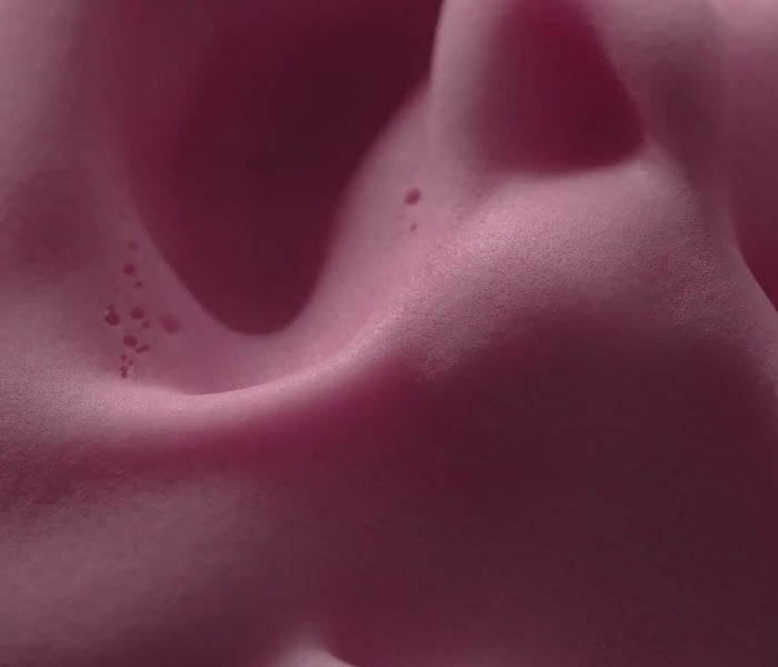 Pinky Bubbles cleanser luxe roze flacon met luchtige schuimtextuur voor zachte en effectieve reiniging van gezicht, ogen en lippen.