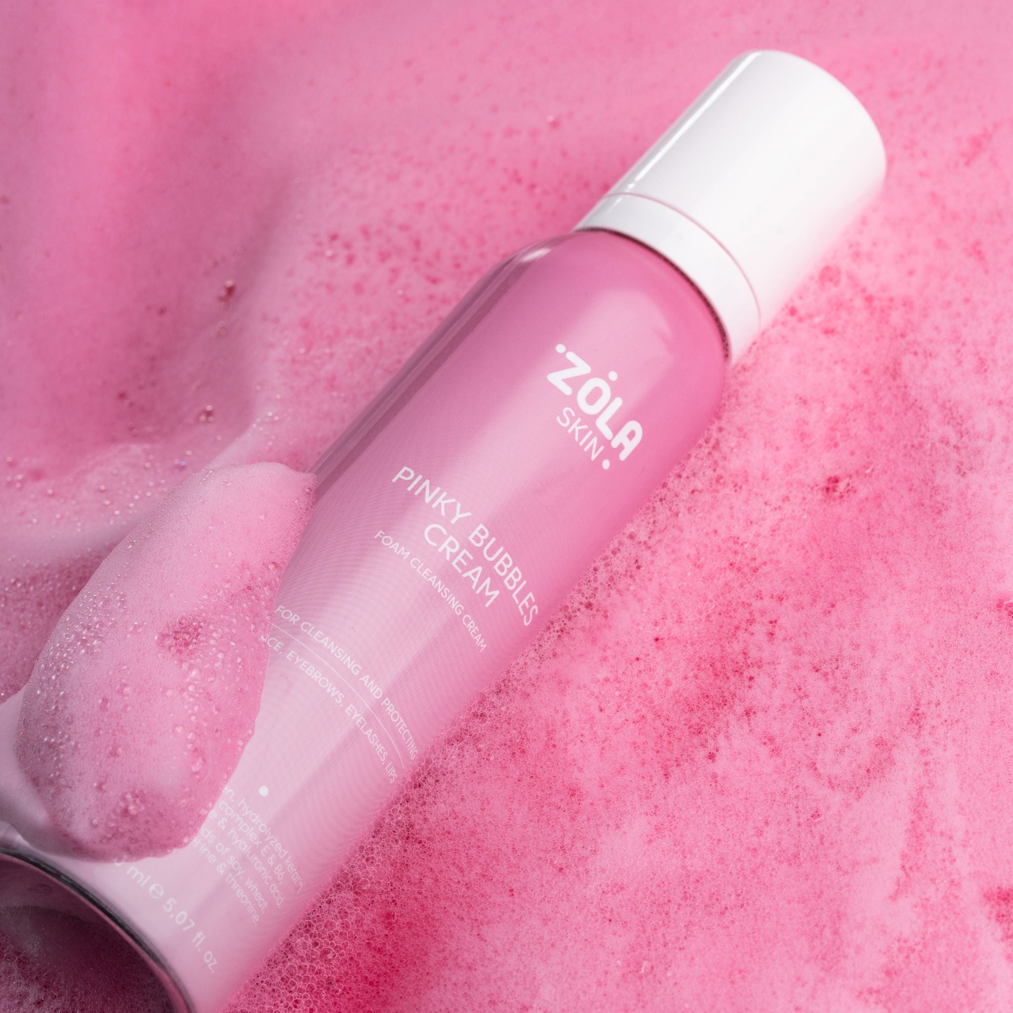 Pinky Bubbles cleanser luxe roze flacon met luchtige schuimtextuur voor zachte en effectieve reiniging van gezicht, ogen en lippen.
