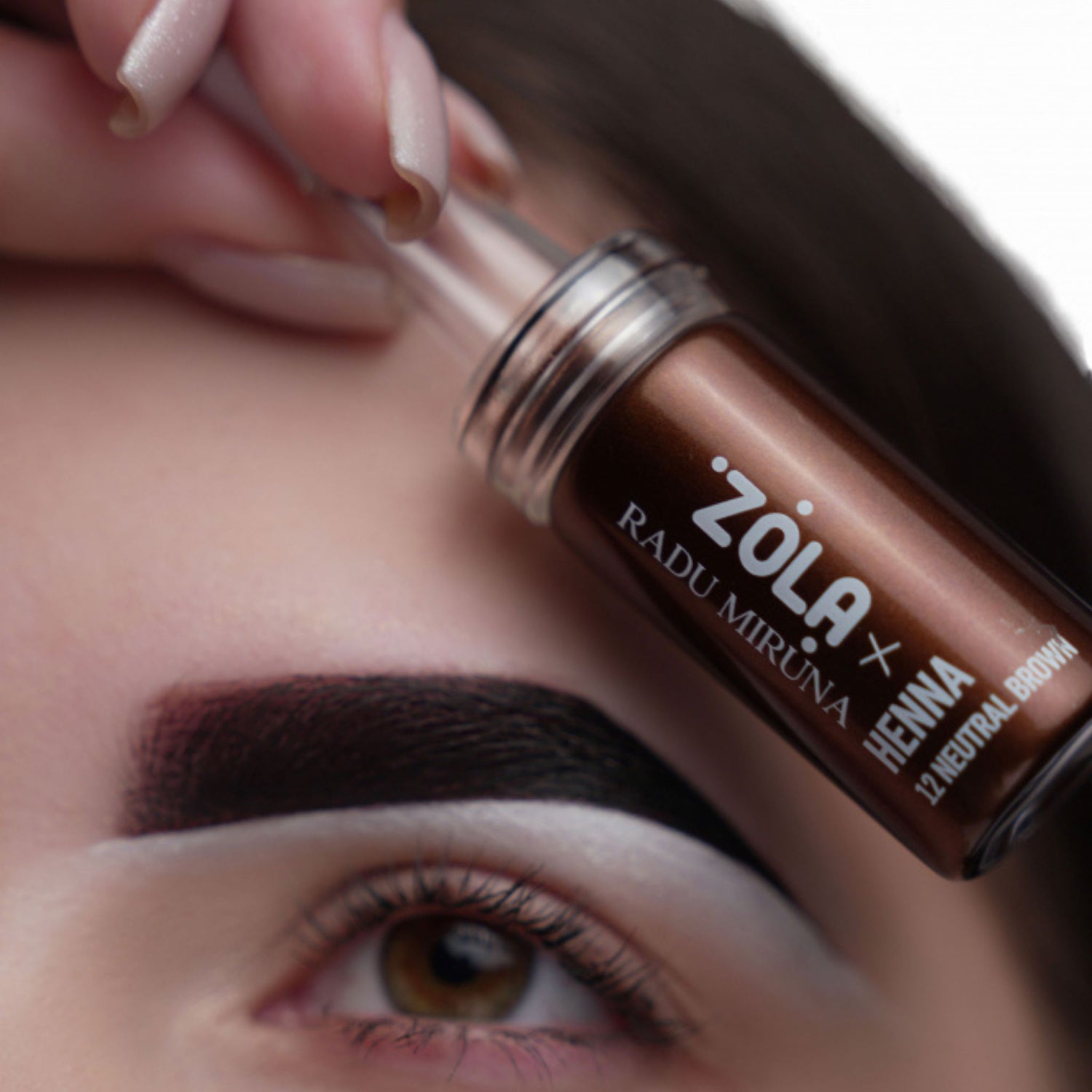 ZOLA x RADU MIRUNA Neutral Brown brow henna voor medium tot donkere wenkbrauwen met duidelijke huidafdruk.